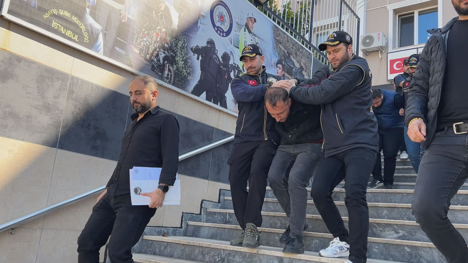 B A H C E L I E V L E R D E 3 C O C U K A N N E S I O T E L O D A S 1247121 371009